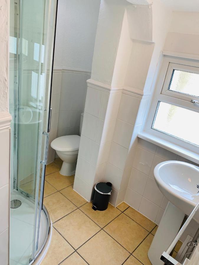 Room 6 Family Room En-suite,1201050226:JPEG