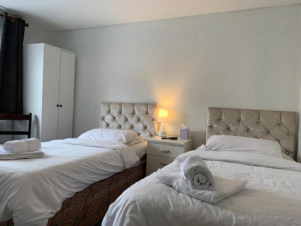 Standard Twin Room with Shared Bathroom,1008963016:JPEG