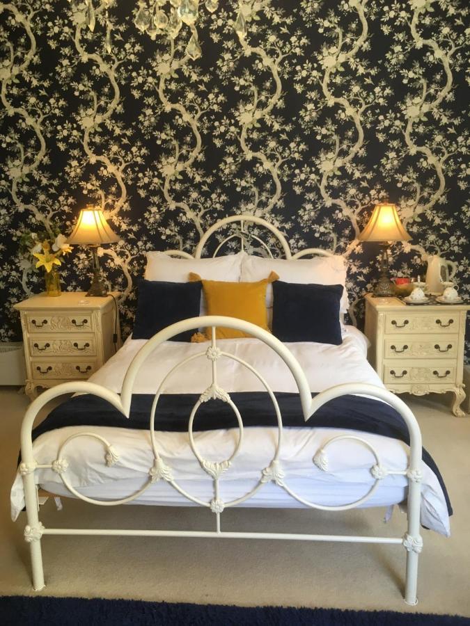 Deluxe Double Room with Bath and Shower