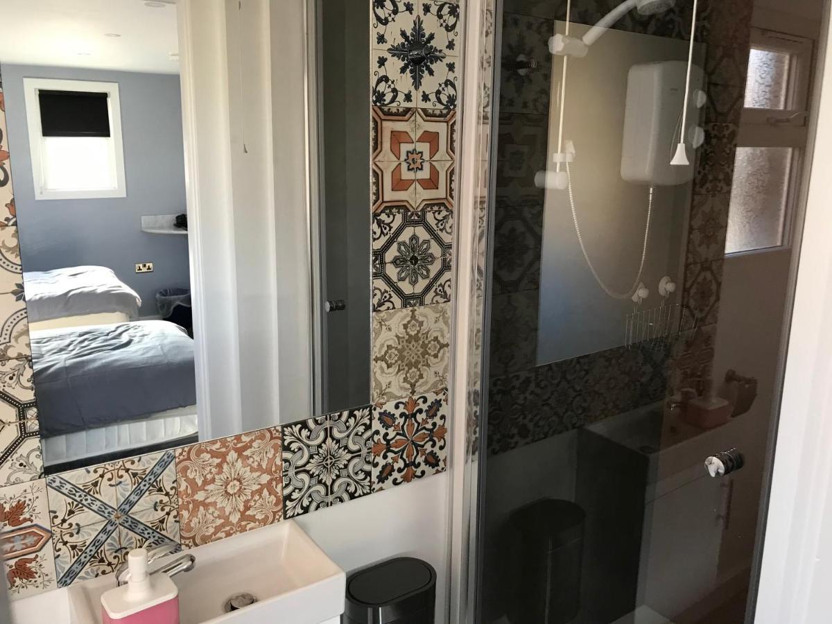 Twin Room Bathroom,1041515344:JPEG