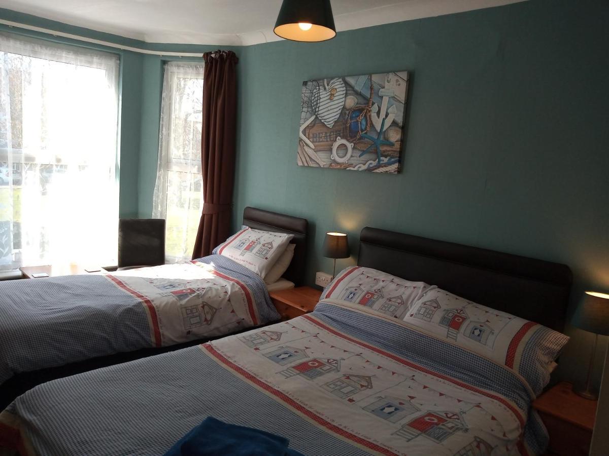 Family Room with Shared Shower (2 Adults + 1 Child),1091276658:JPEG