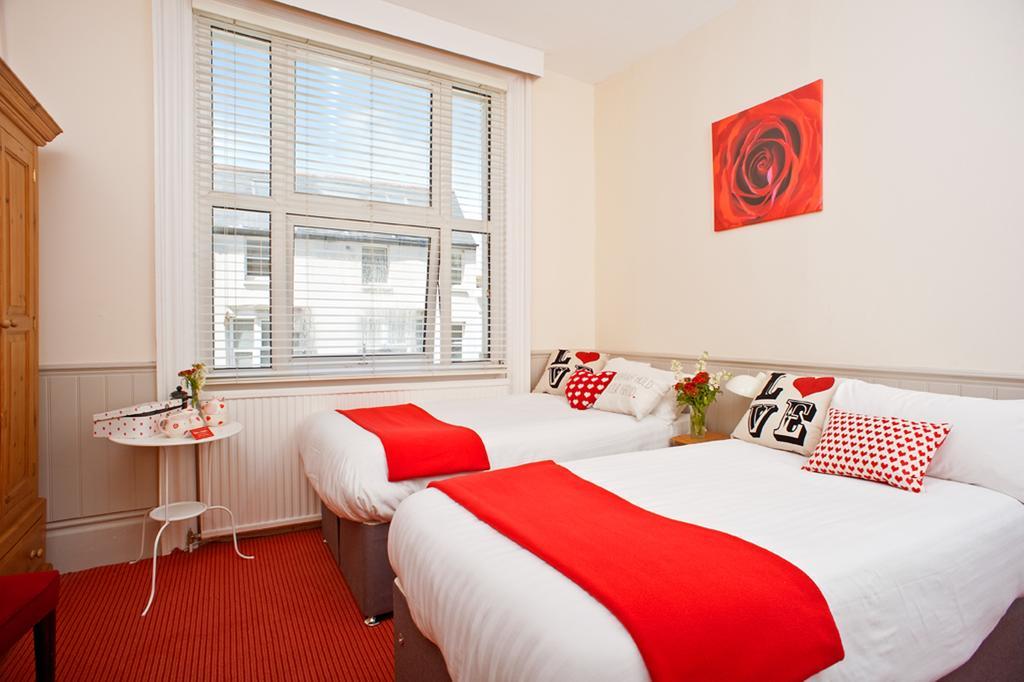 Twin Room En Suite Bathroom