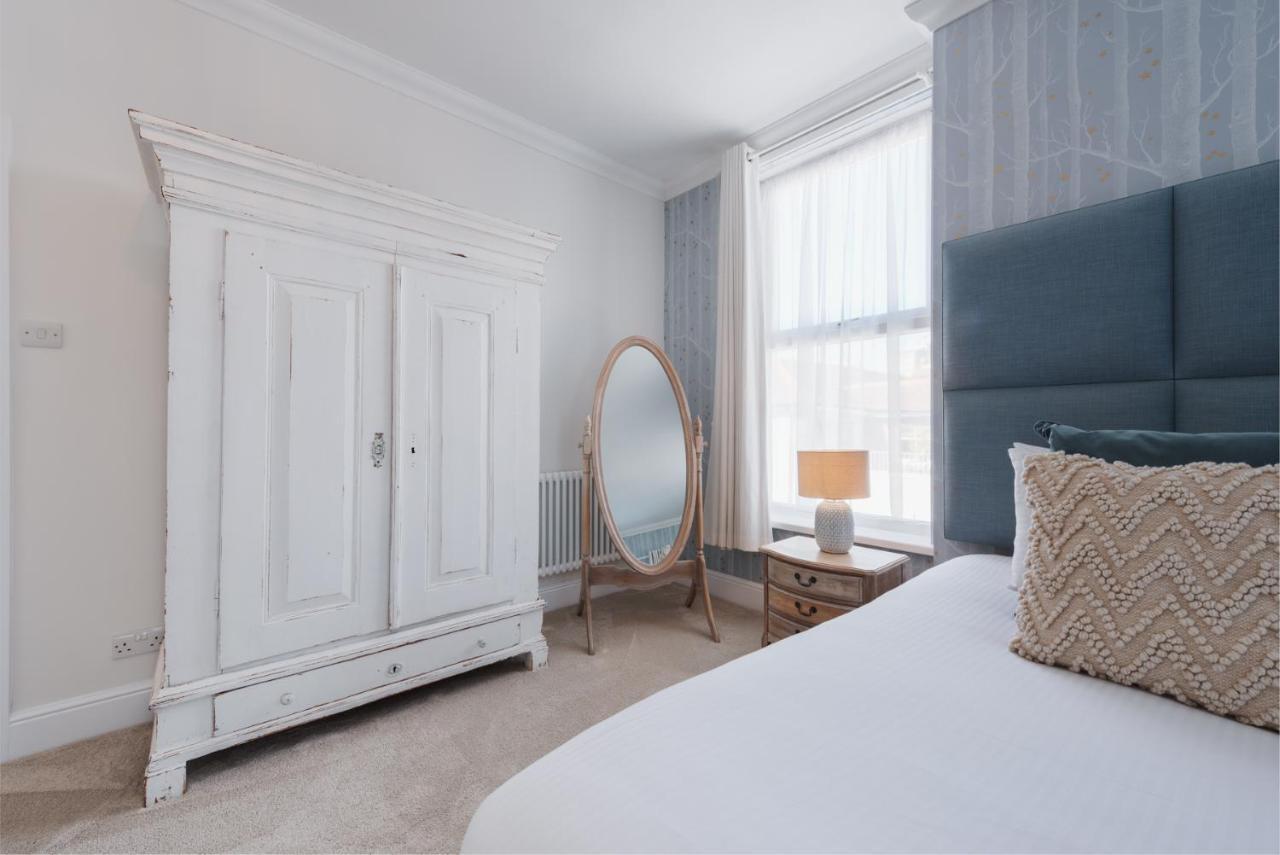 Superior Superking Suite with Bath & Shower,1103382441:JPEG