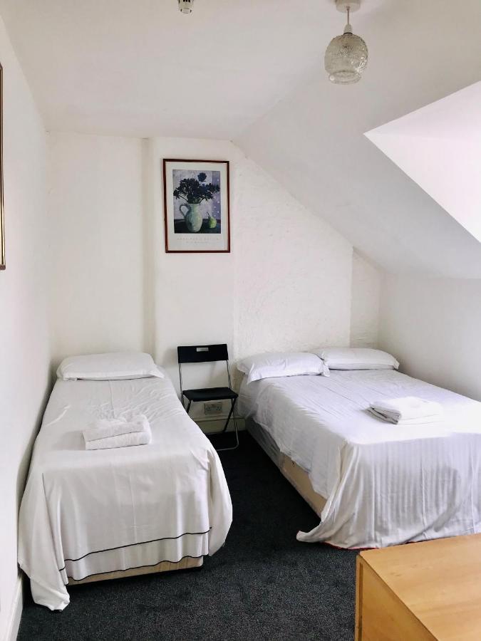 Budget Twin Room with Shared Bathroom