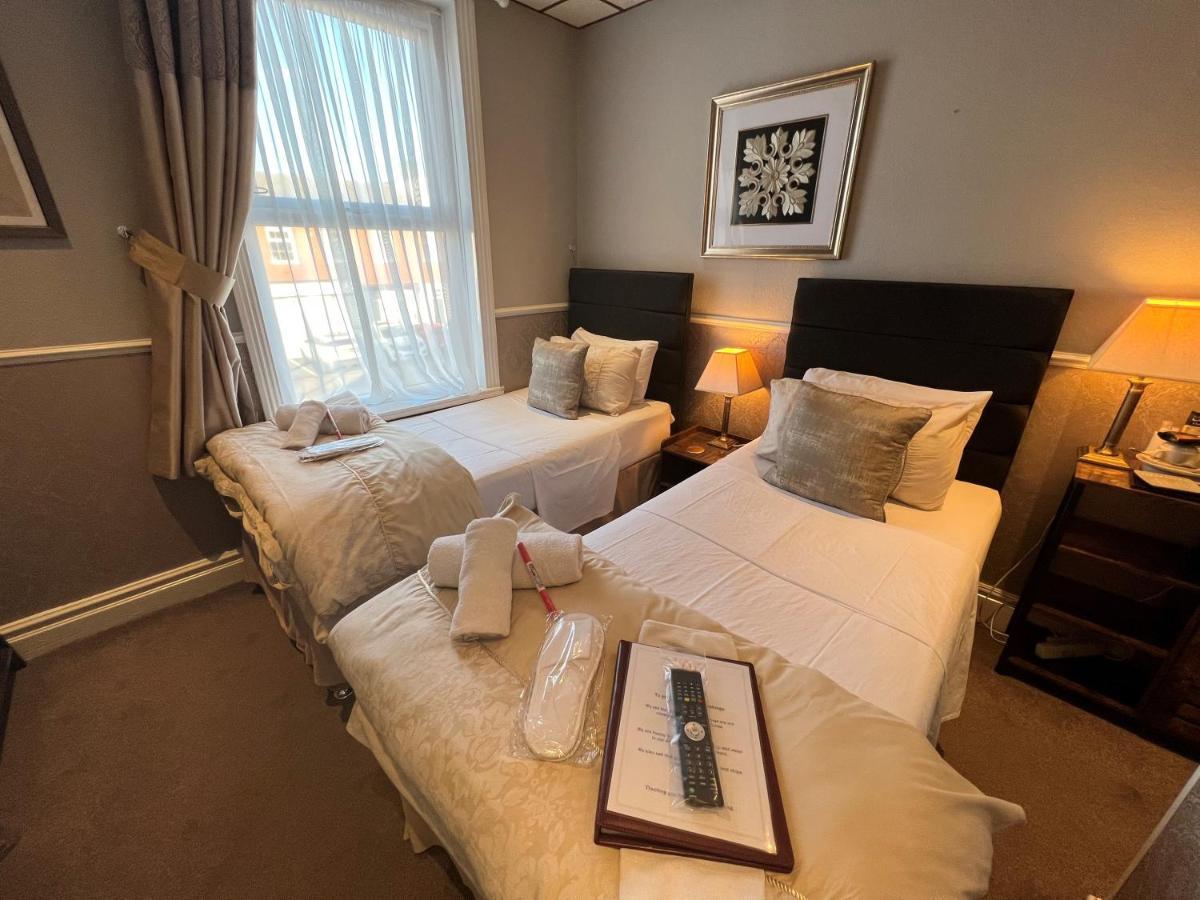 Twin Room with Shower