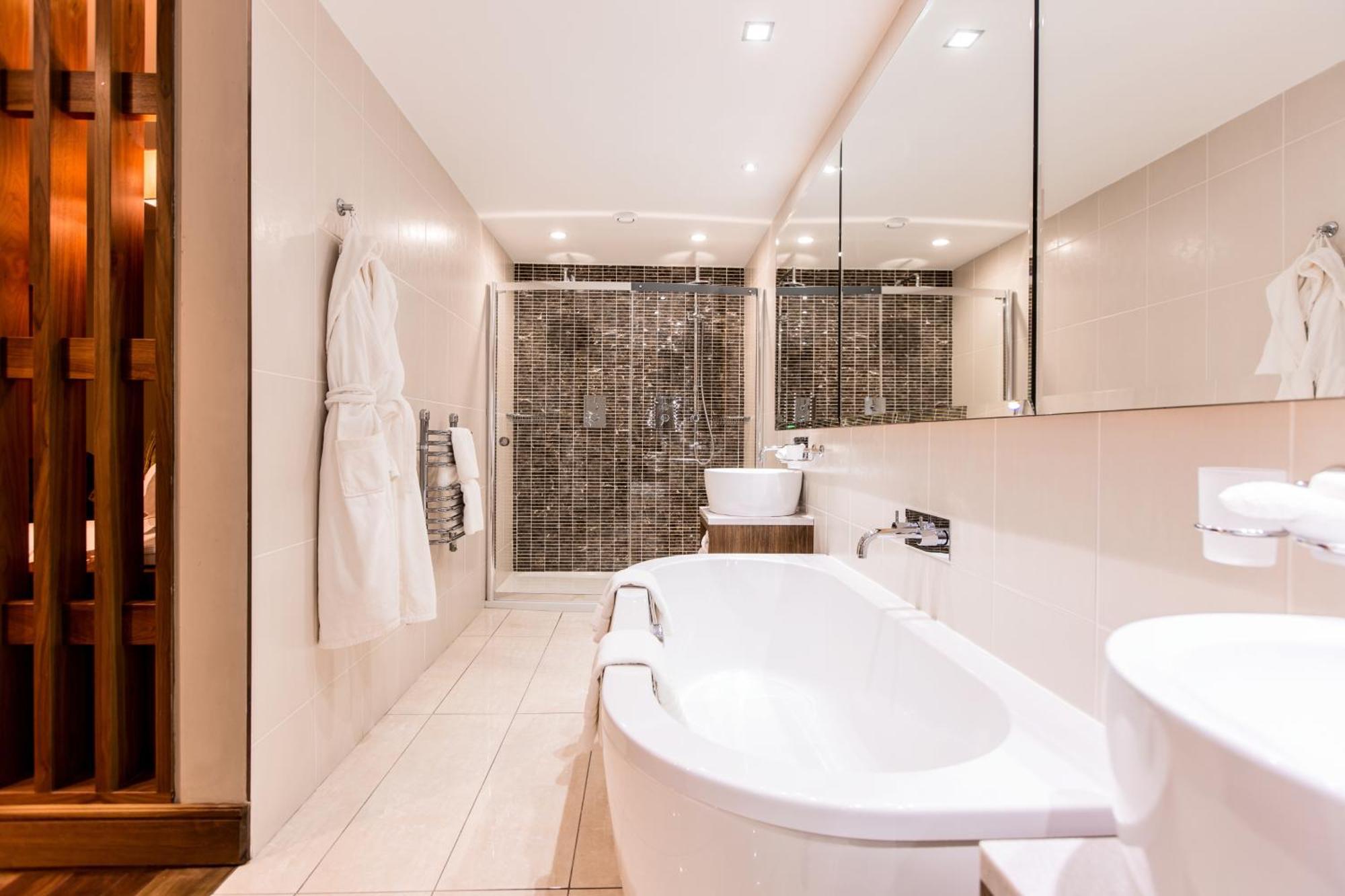 Suite with City View,1661631113:JPEG