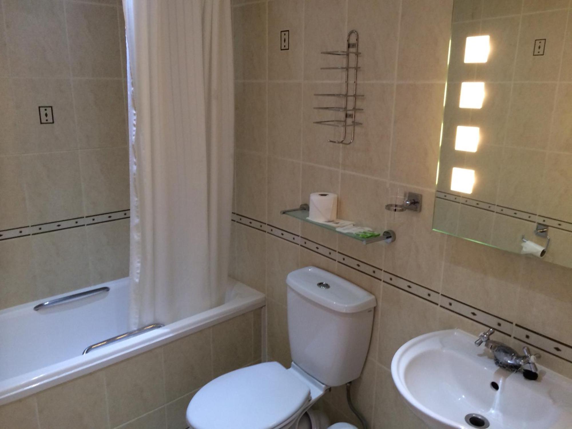 Family Room (2 Adults + 2 Children)