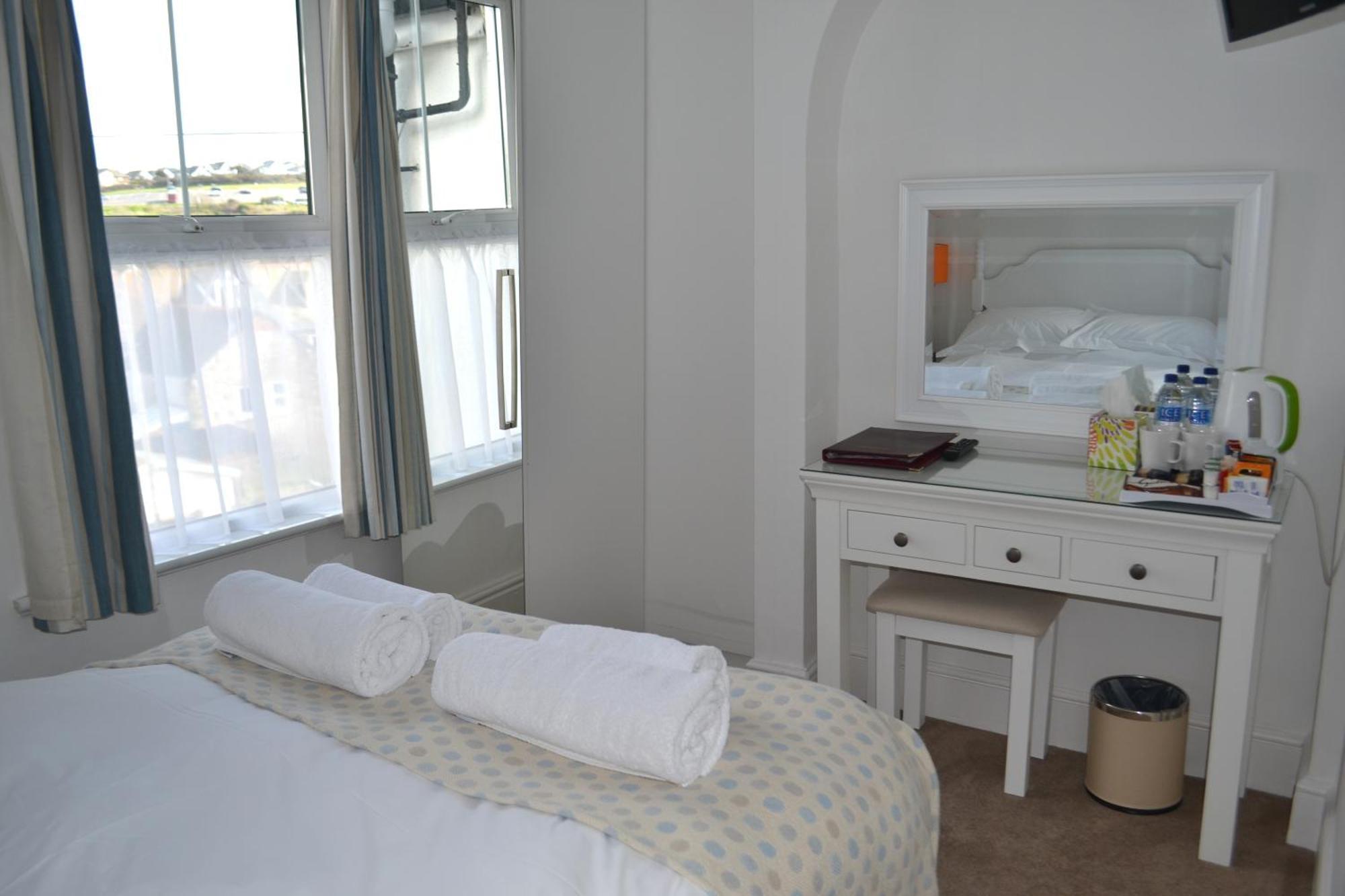 Small Double Room,1215570427:JPEG