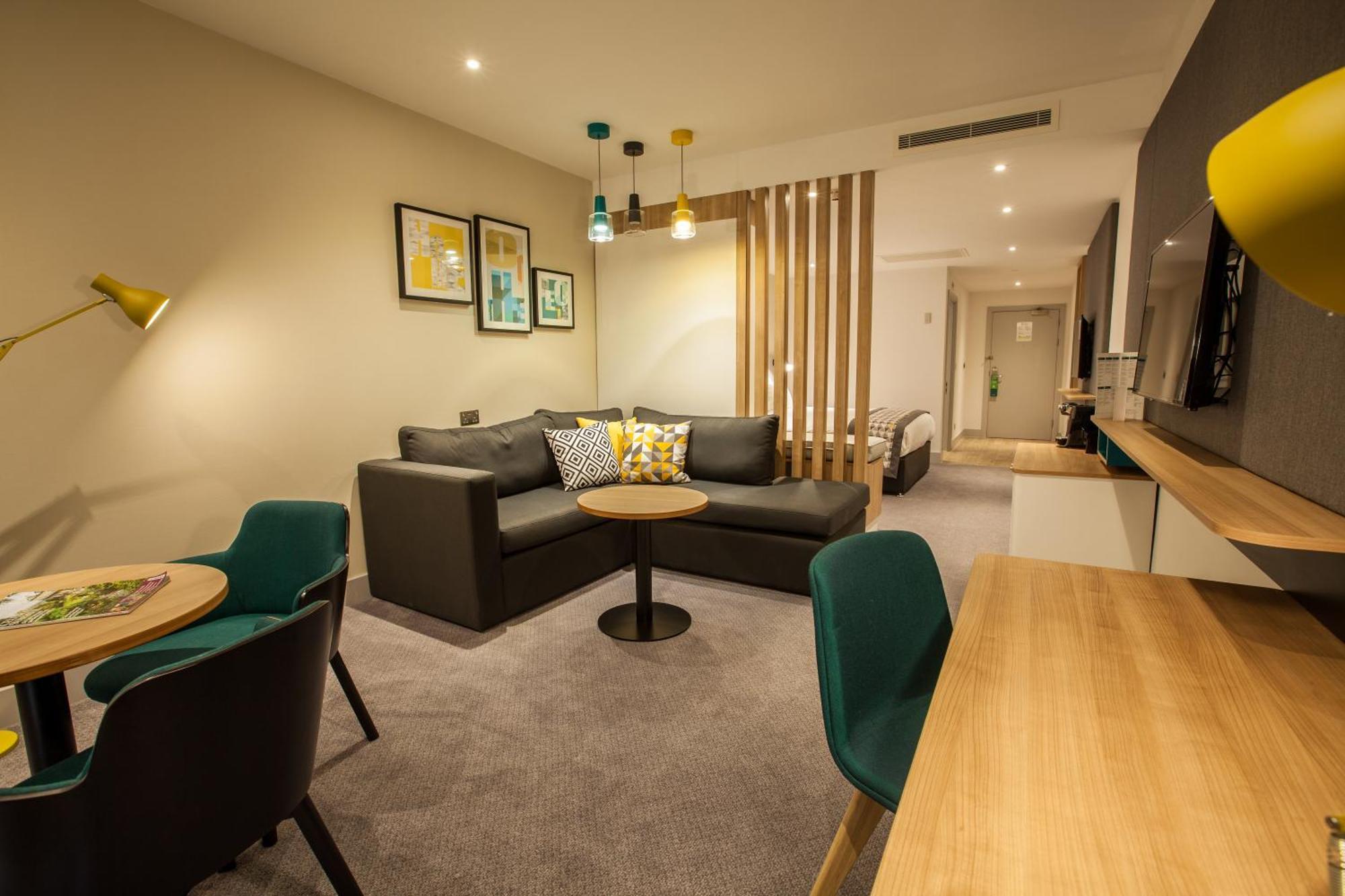 King Suite with Single Sofa Bed,1279367911:JPEG