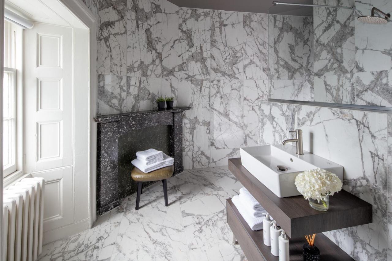 Signature Room,1566971408:JPEG