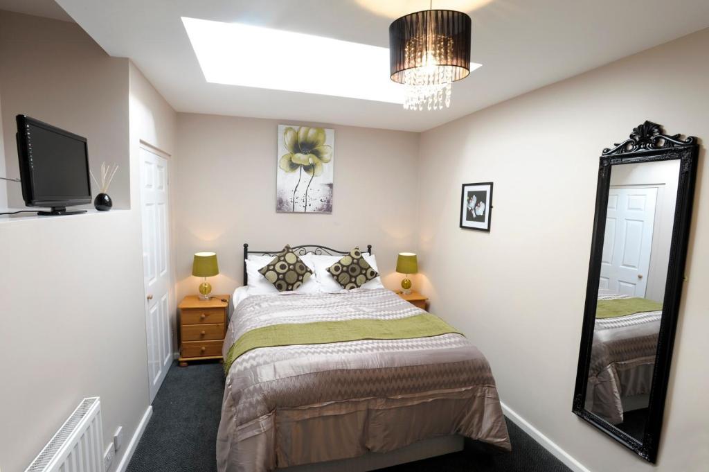 Single Room with Shared Bathroom,13488713:JPEG