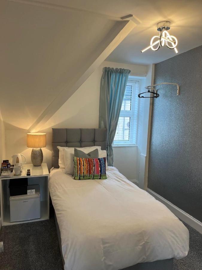 Single Room with Private External Bathroom