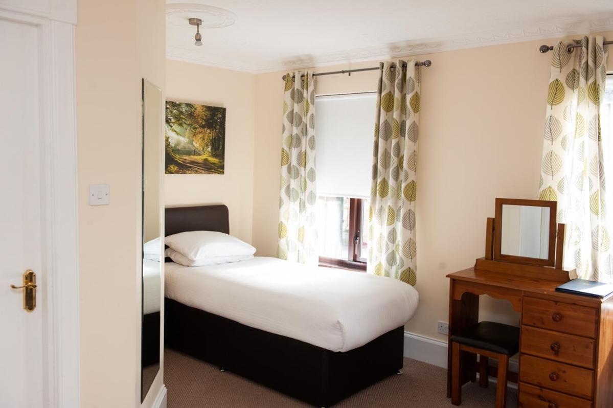 Family Room (3 Adults),1378810289:JPEG