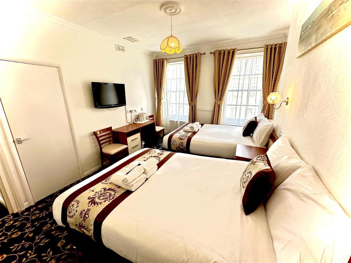 Family Room (4 Adults),1379166644:JPEG