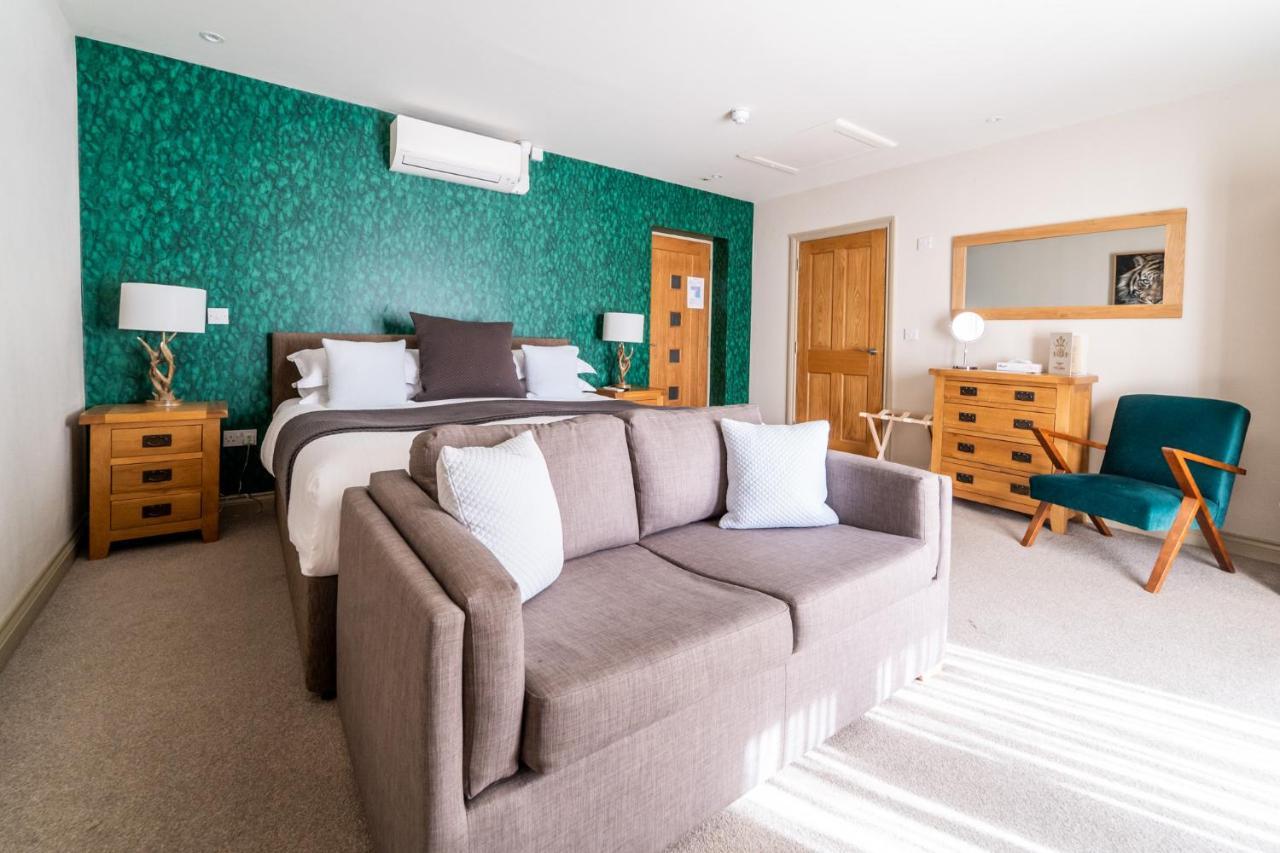 Family Room with Garden View,1555416286:JPEG