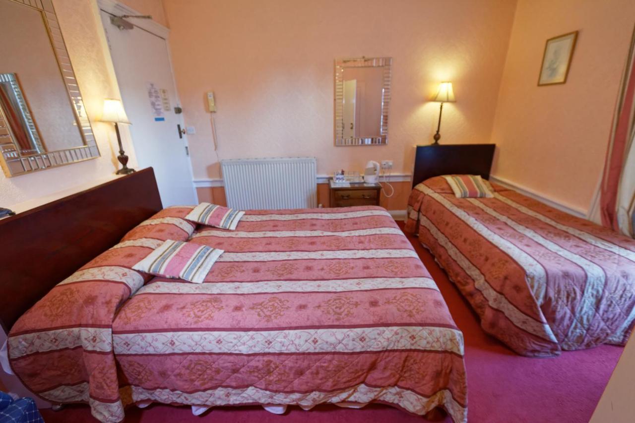 Family Room ensuite,27512735:JPEG