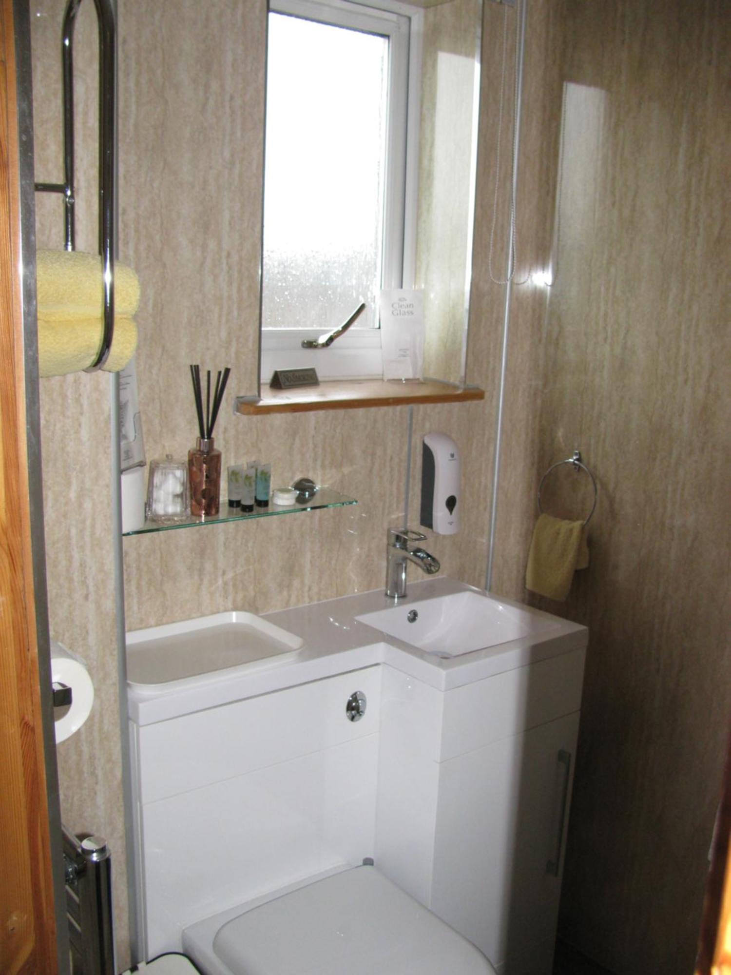 Deluxe Double Room,1598949744:JPEG