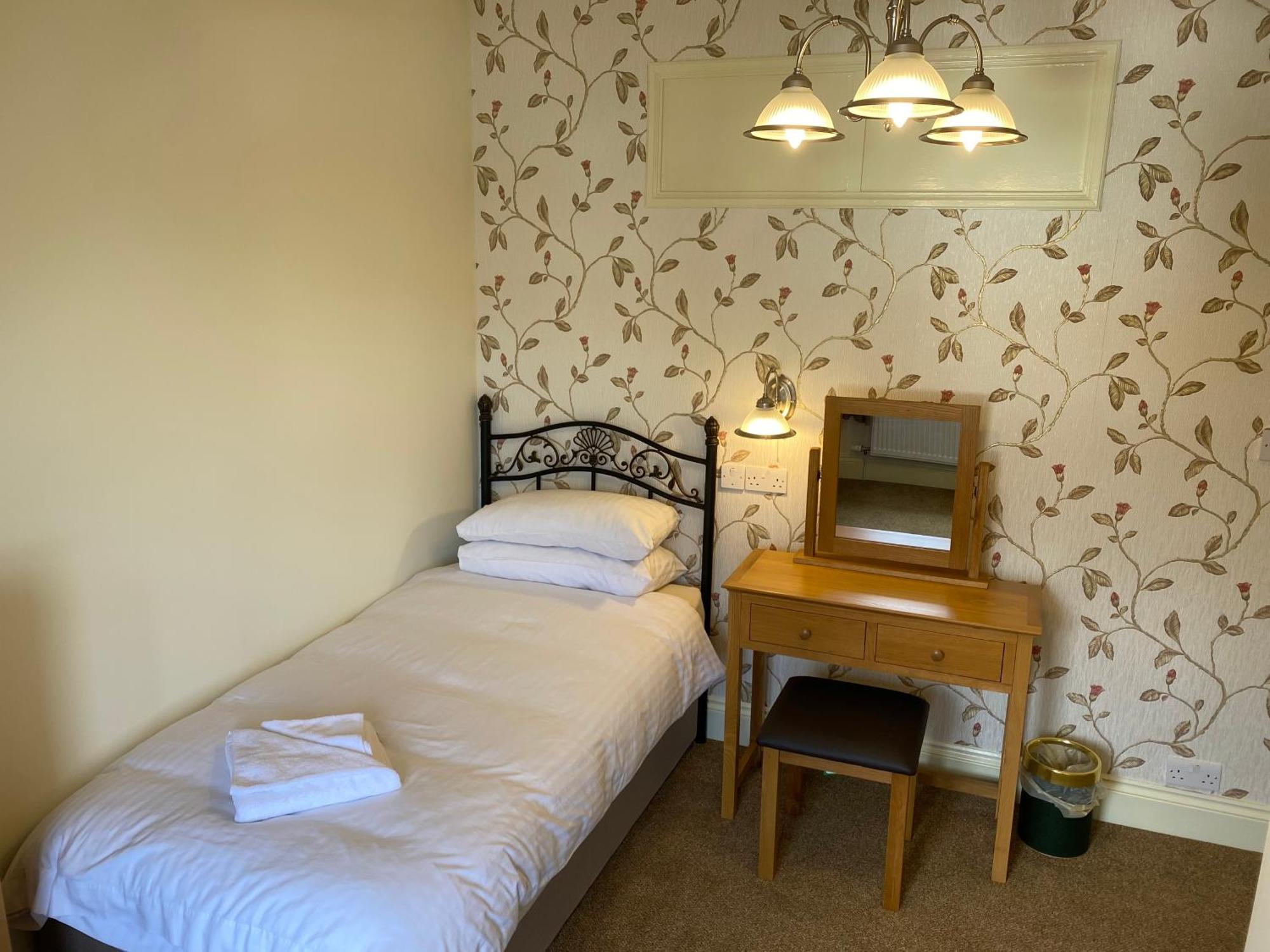 Single Room with Mountain View,1501840612:JPEG