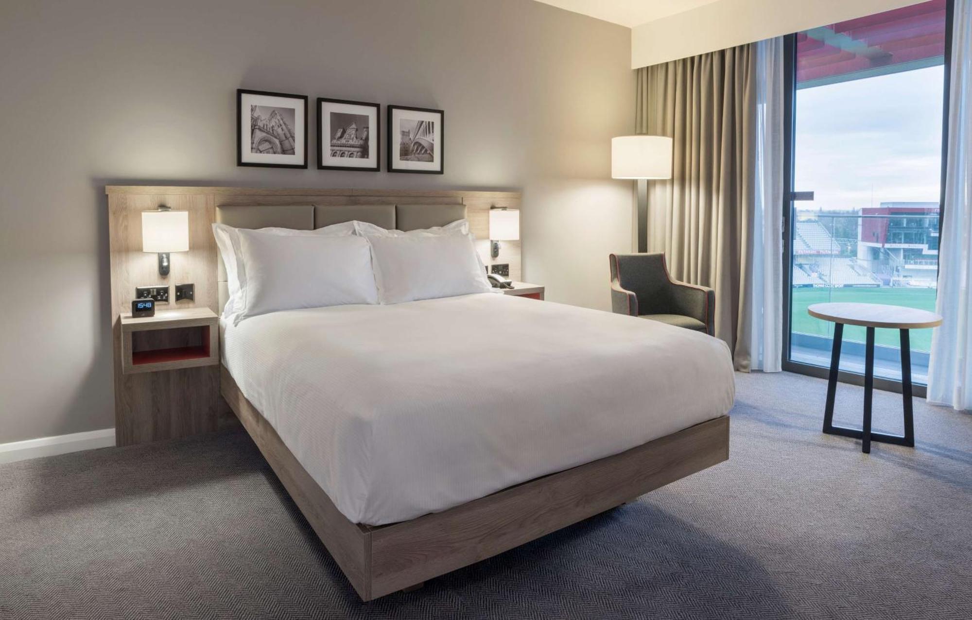 Deluxe King Room with Stadium View,1516334935:JPEG