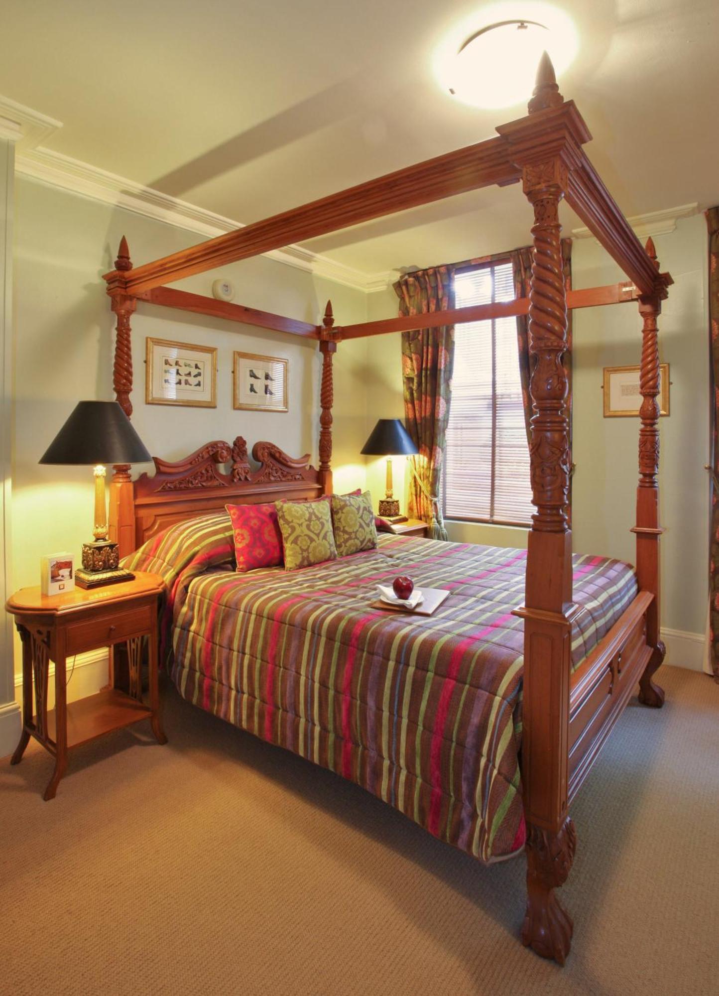 Luxury Four Poster,1516365391:JPEG