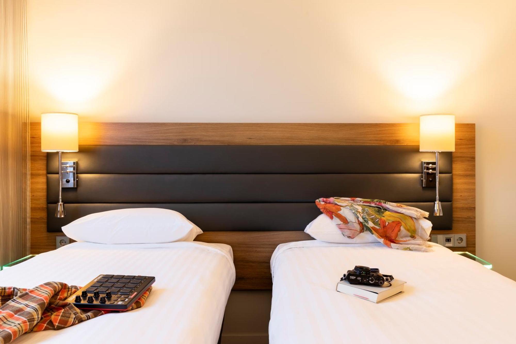 Moxy Twin Room,1644471478:JPEG