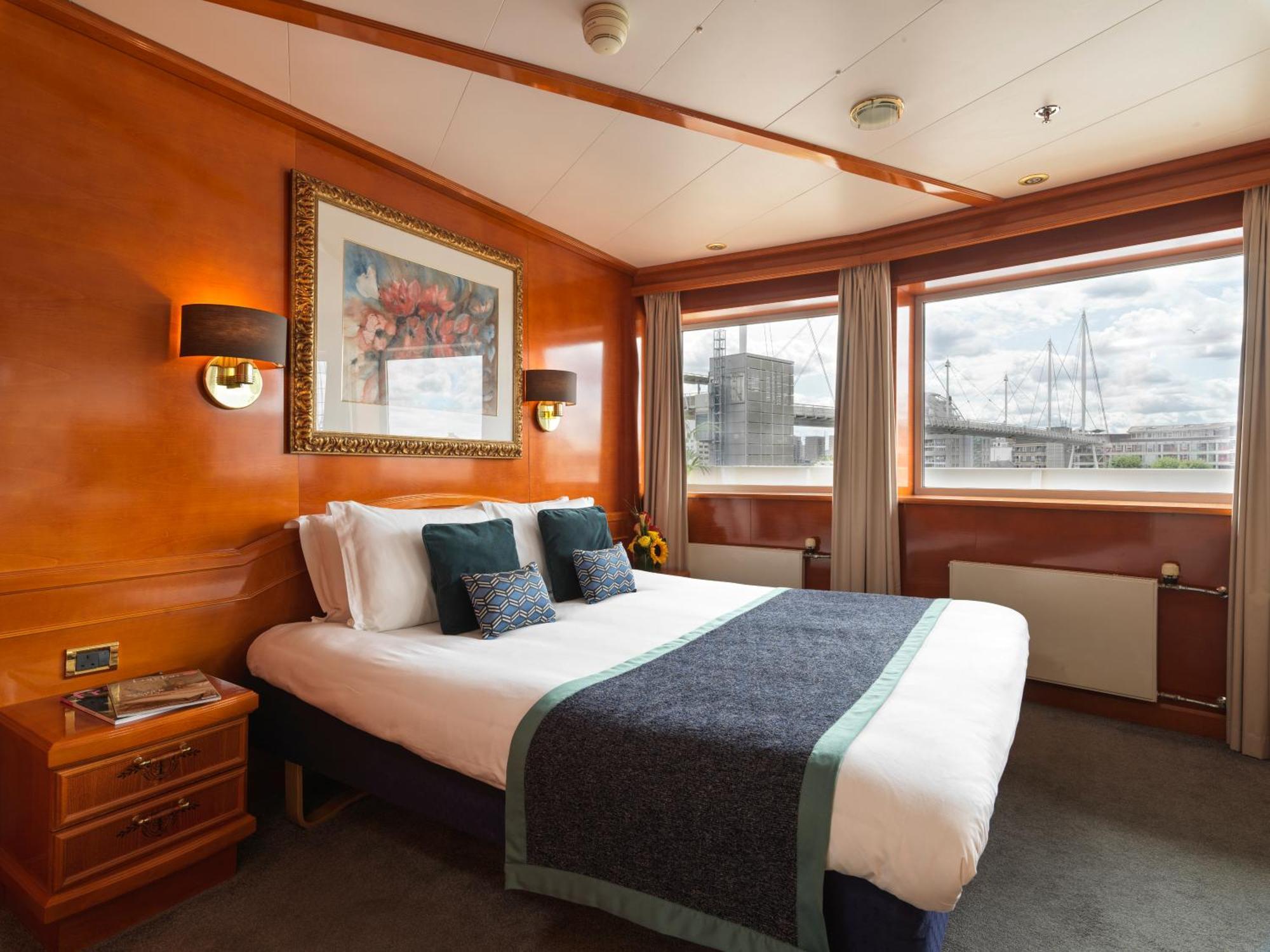 Executive Suite with River View,1535175811:JPEG