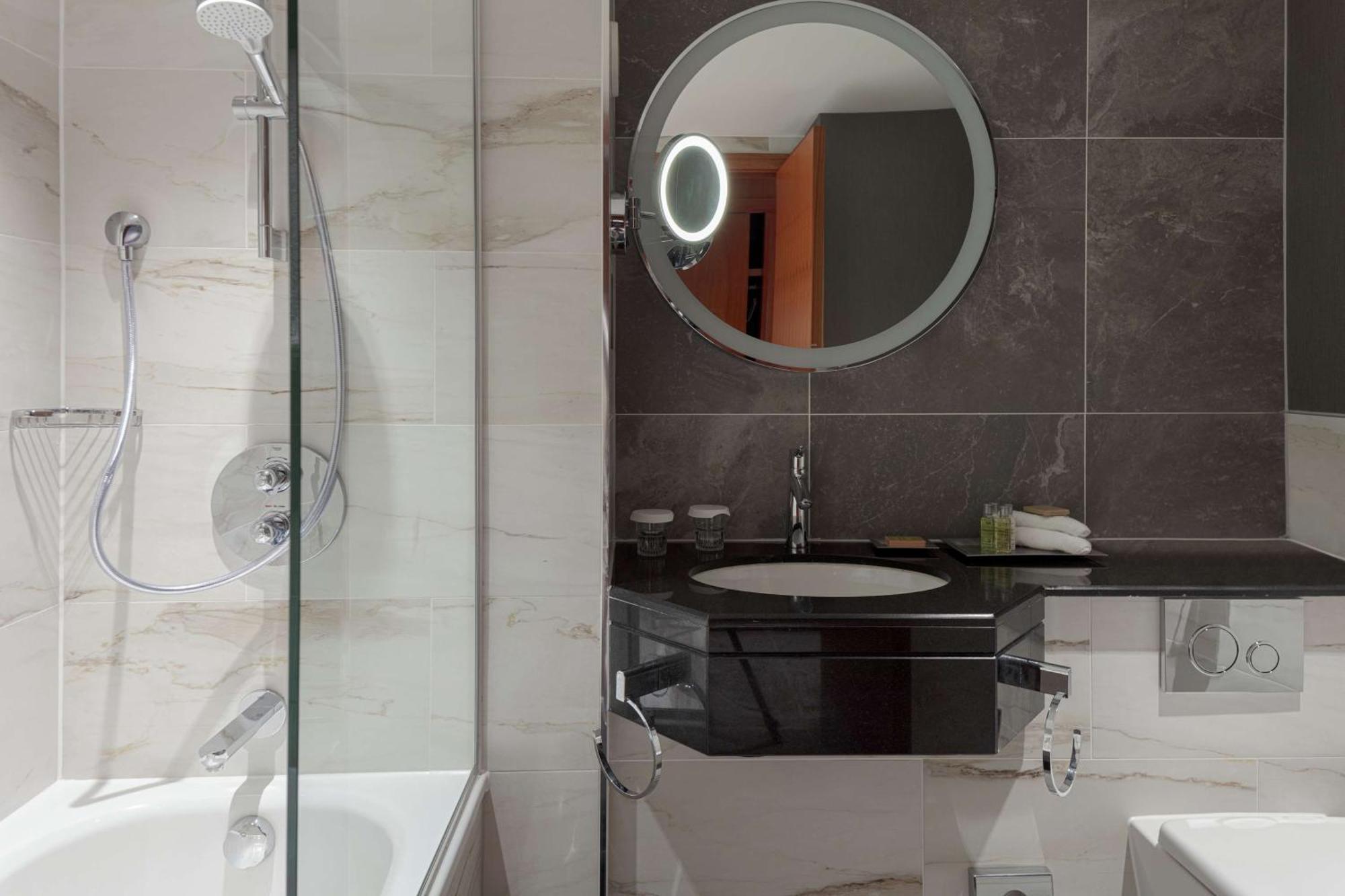 King Guest Room,1538967106:JPEG