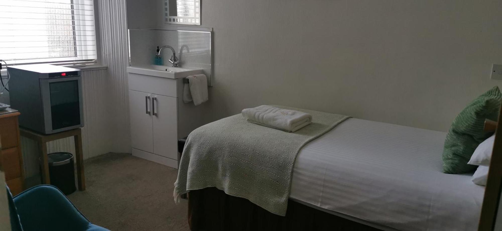 Large Single Room,1542763462:JPEG