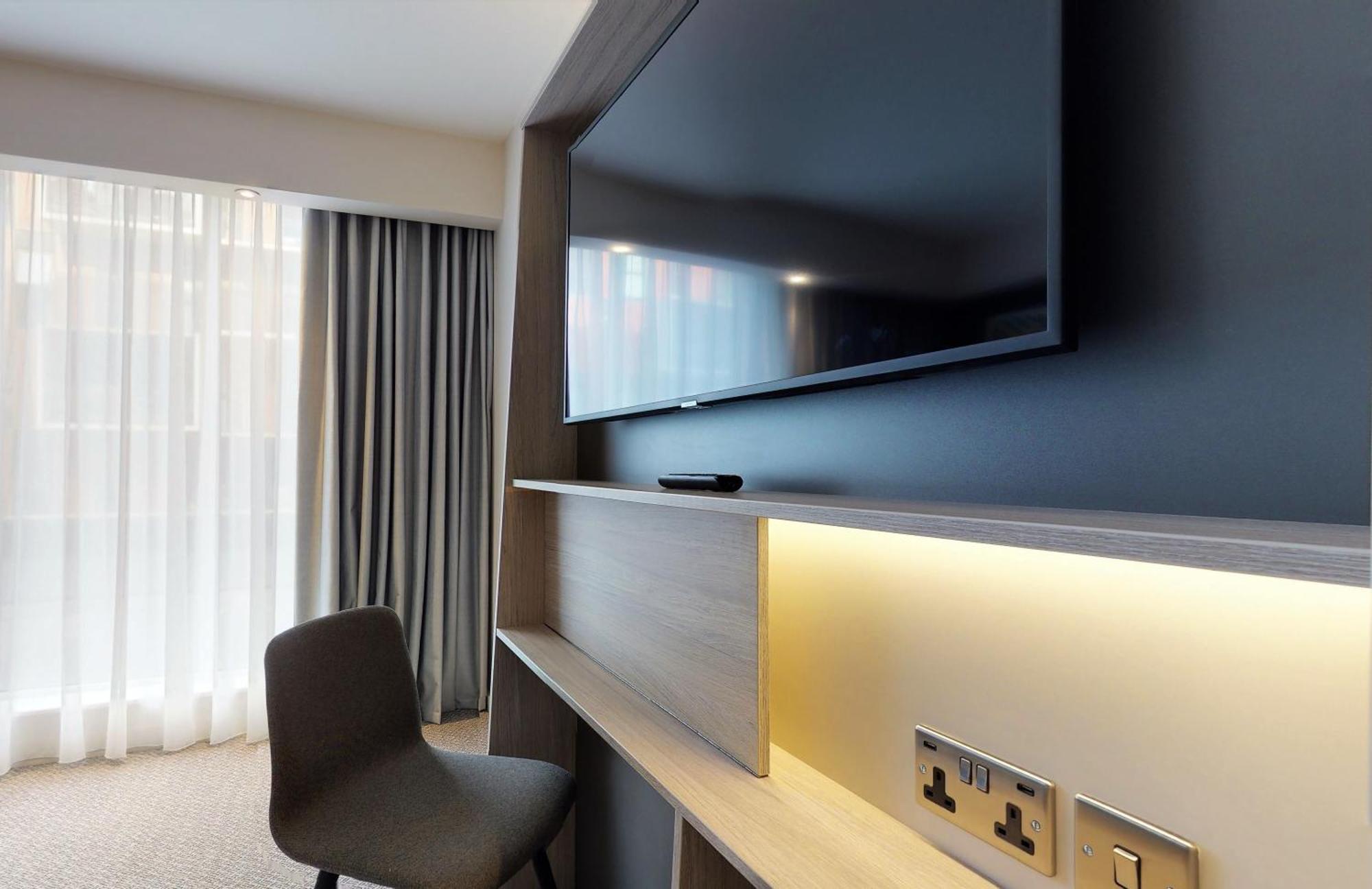 Queen Room,1557094111:JPEG