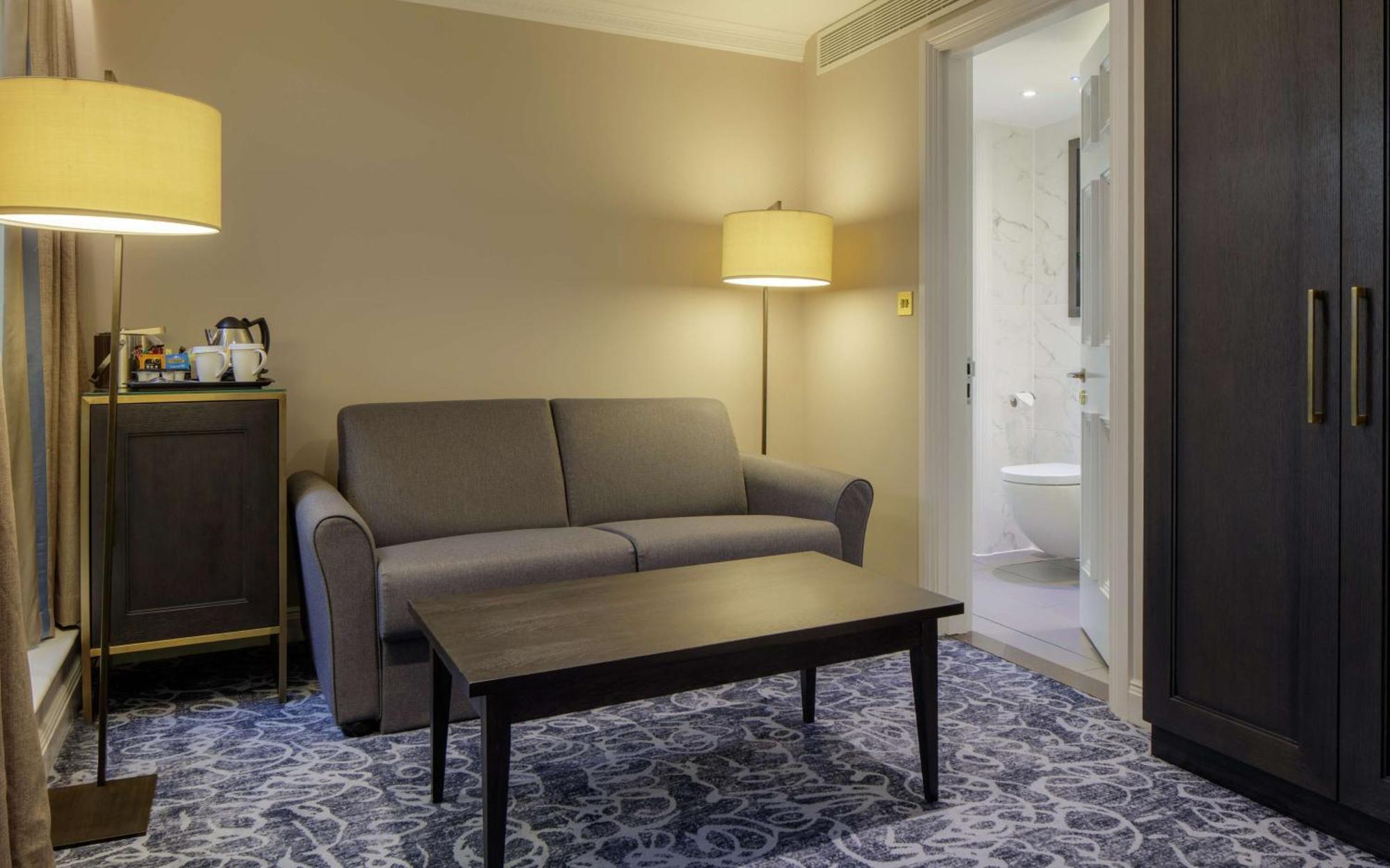 Executive Suite,1705719089:JPEG