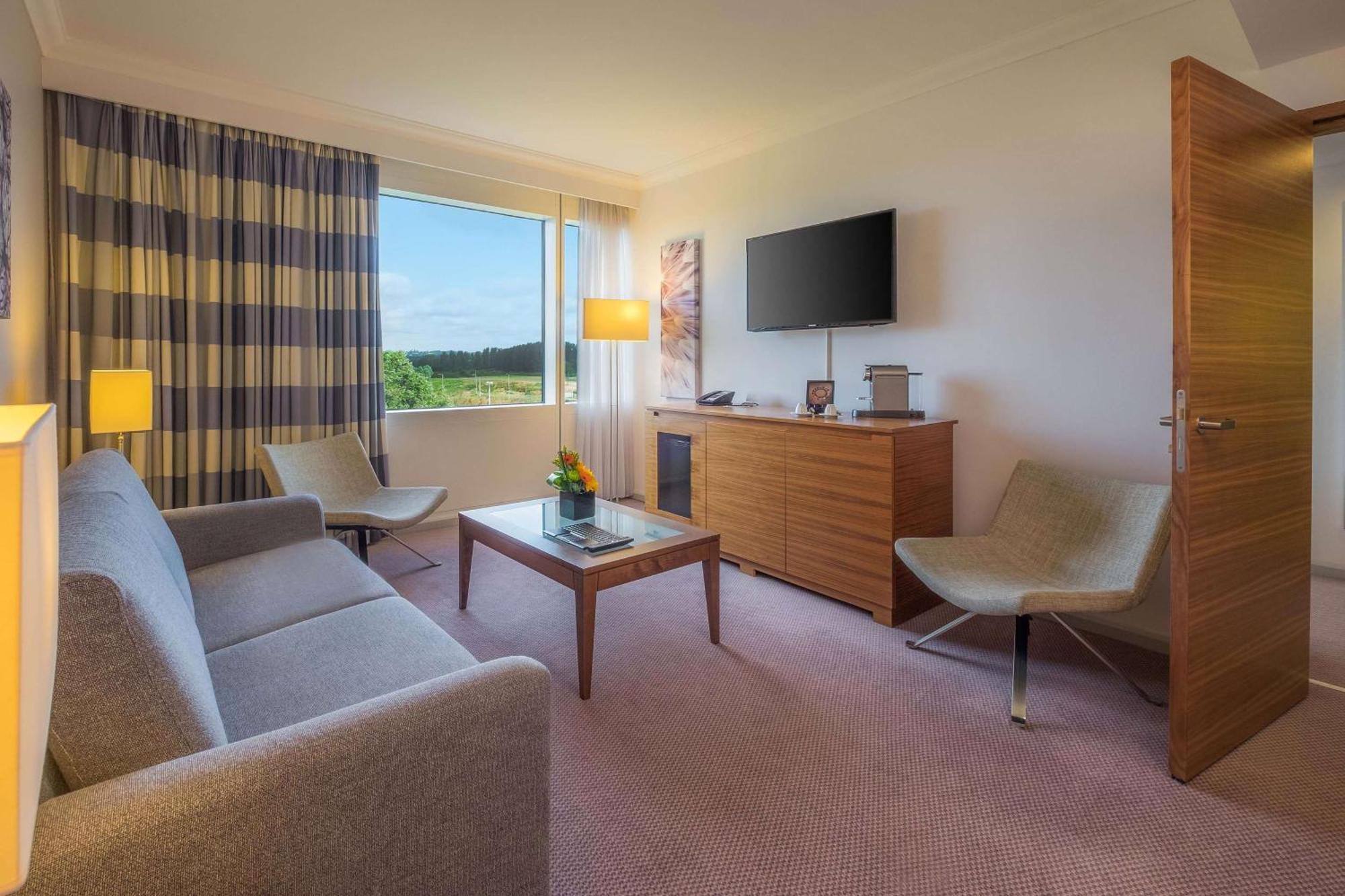 Junior Queen Suite,1552662454:JPEG