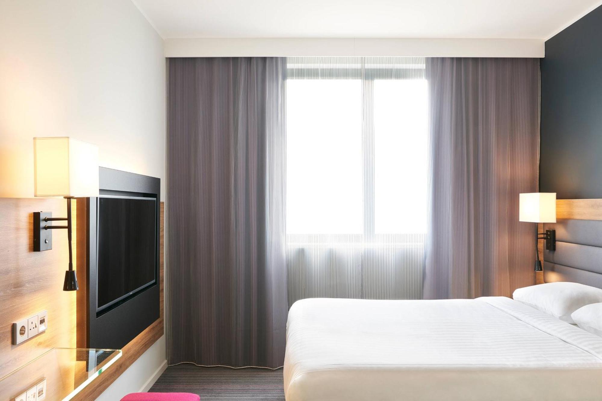 Moxy Queen Room,1553744776:JPEG