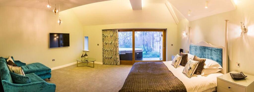 Luxury Suite with Hot Tub