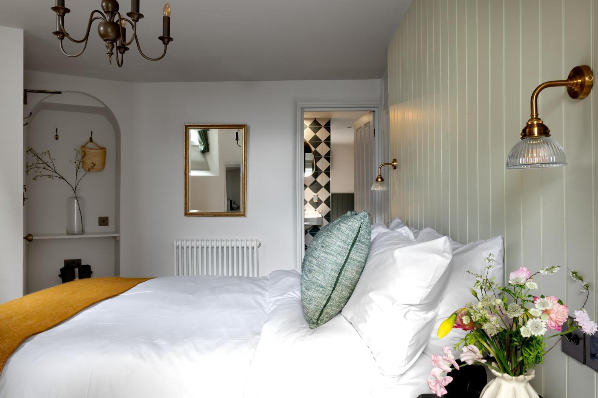 Deluxe Double Room Bath,1565609965:JPEG