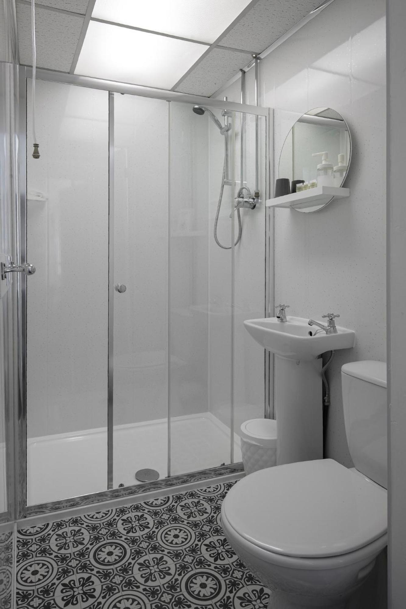 Family Room (2 Adults + 1 Child) - First Floor,1658066060:JPEG