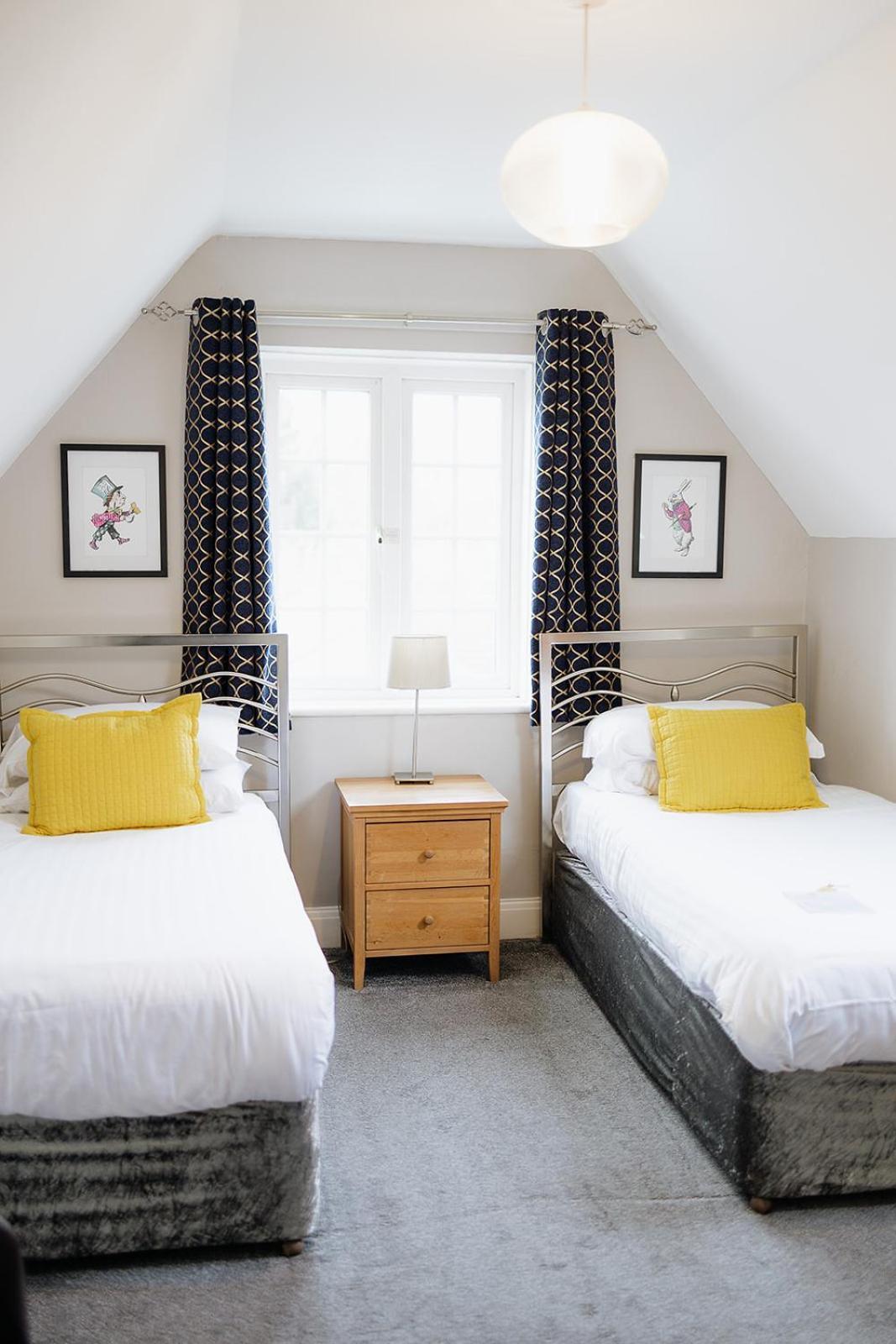 Twin Room,1566911706:JPEG