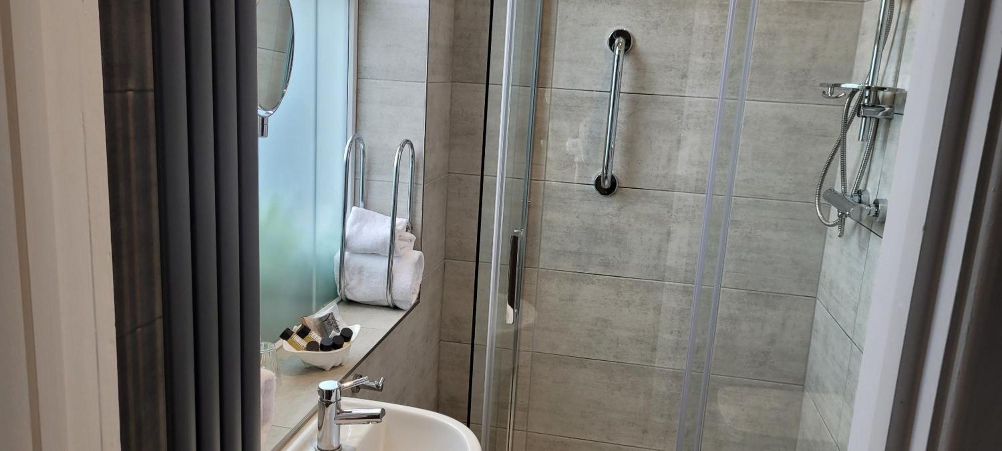 Twin Room,1566916586:JPEG