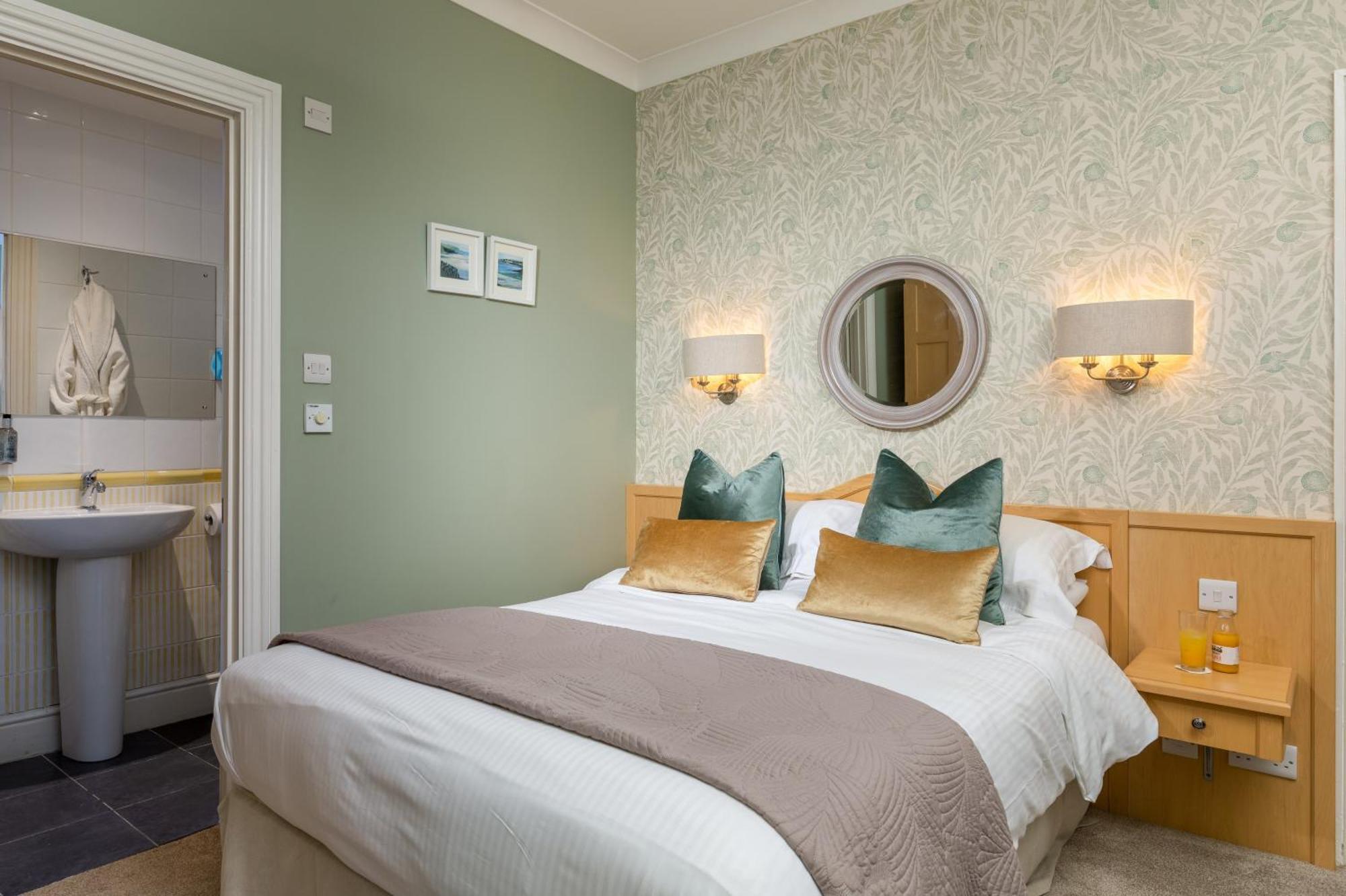 Small Double Room,1742572531:JPEG