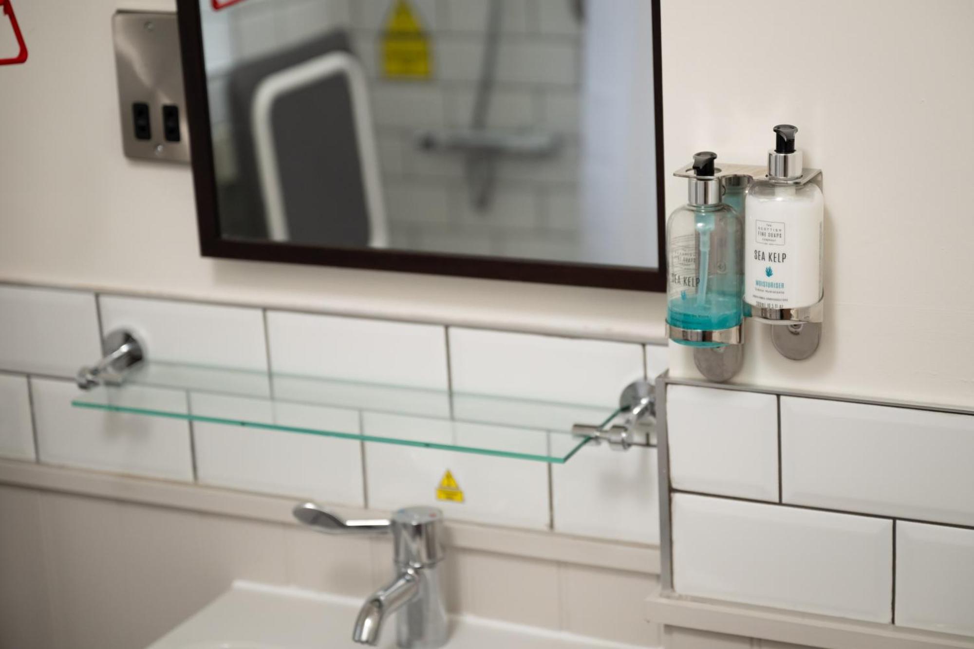 Twin Room,1618823096:JPEG