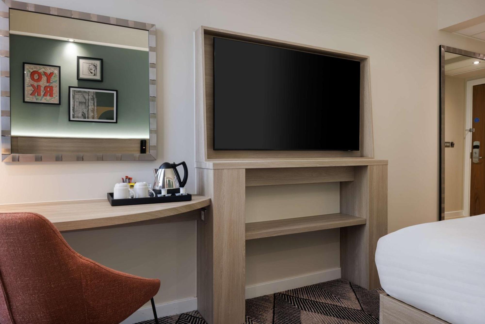 Queen Room,1602970140:JPEG