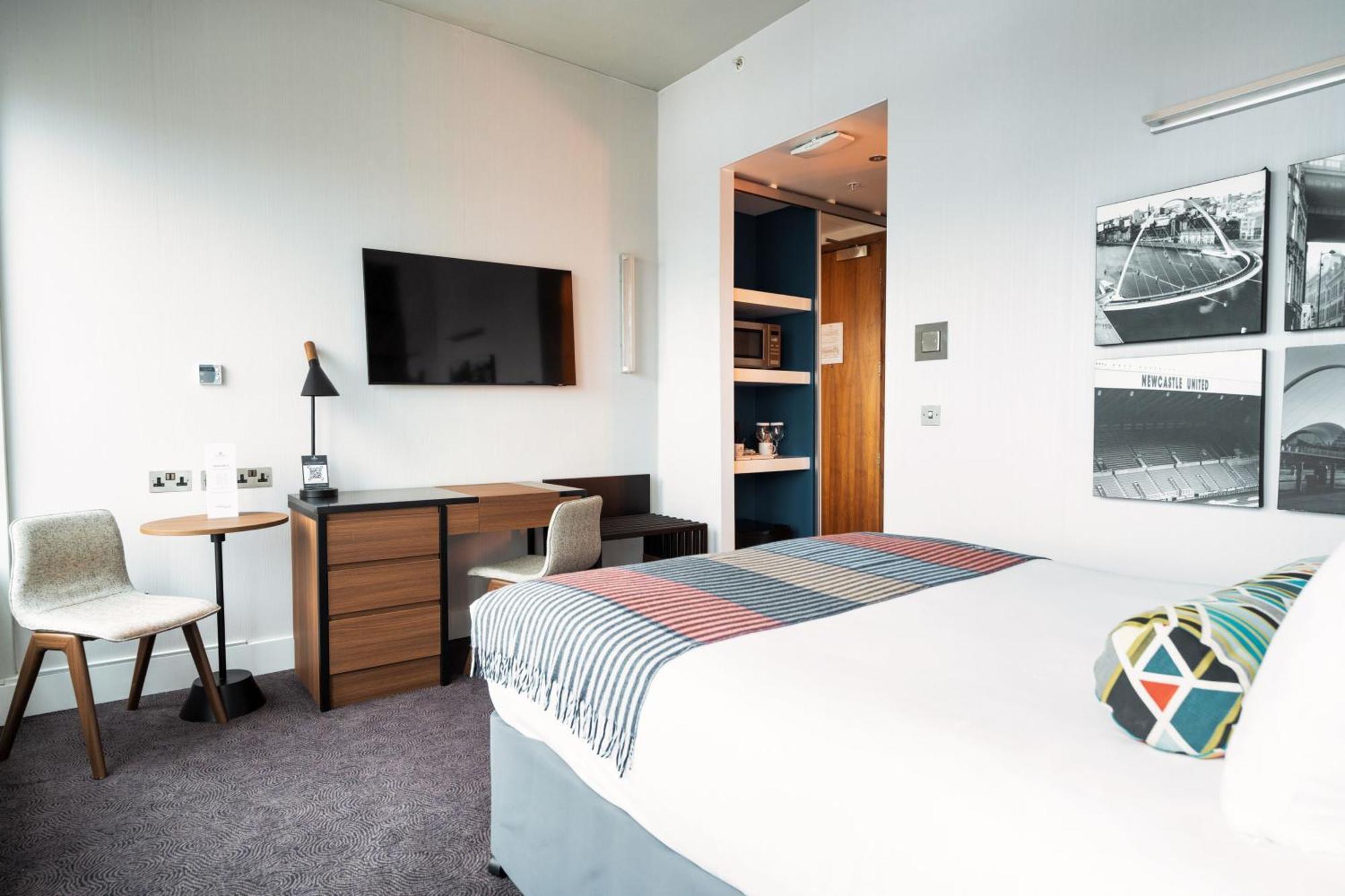 Standard Room, 1 King Bed, Stadium View,1606561128:JPEG