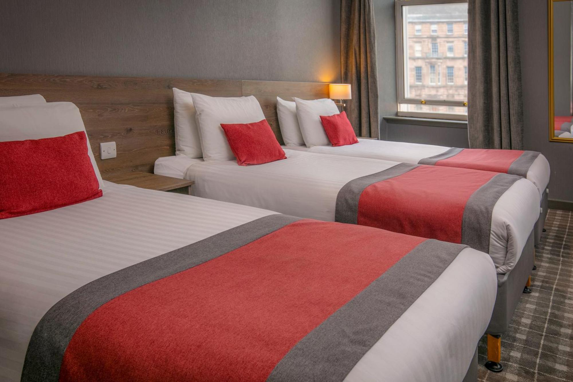 Standard Room with Three Single Beds - Non-Smoking,1627930152:JPEG