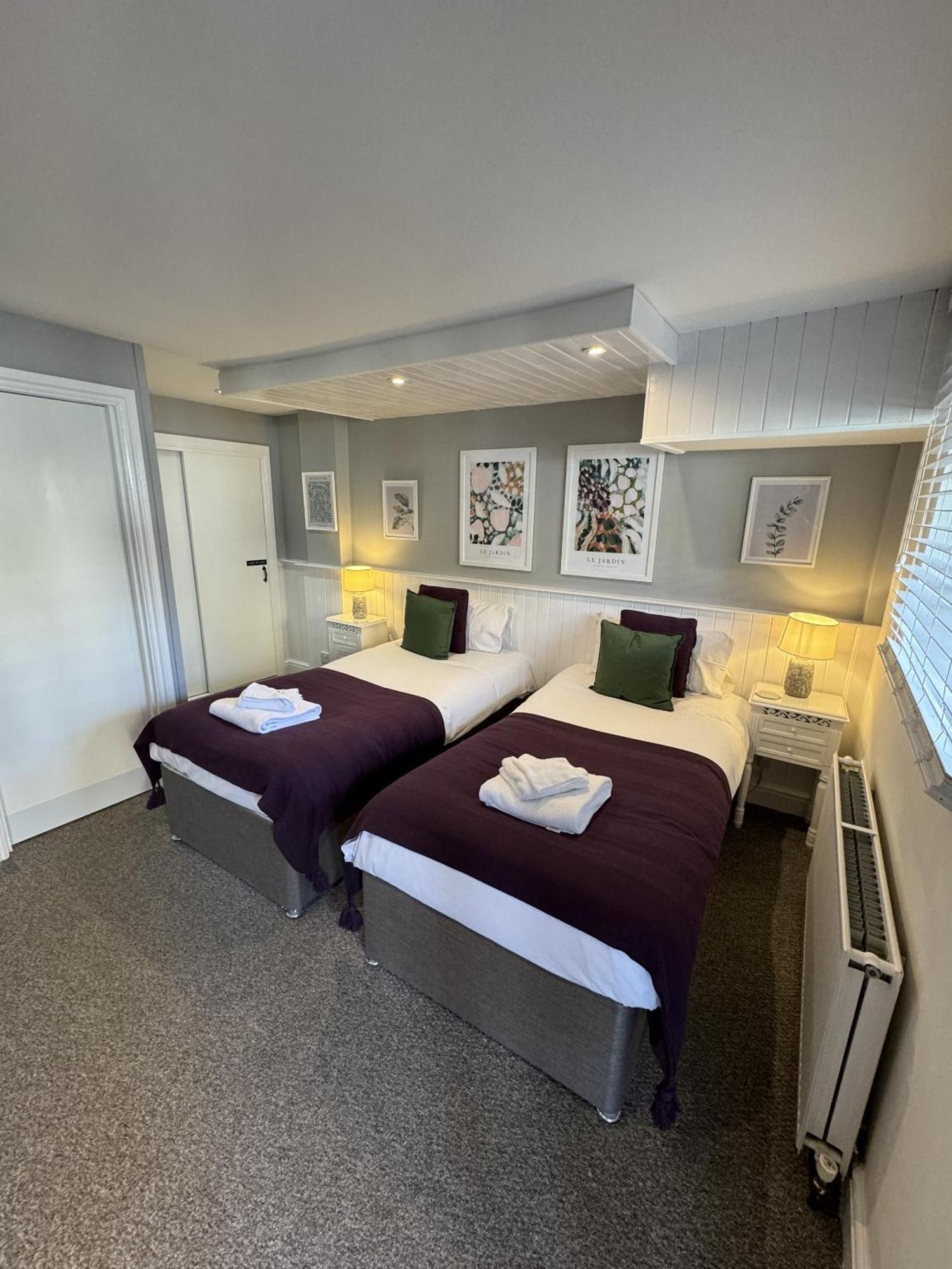 Twin Room with Shower