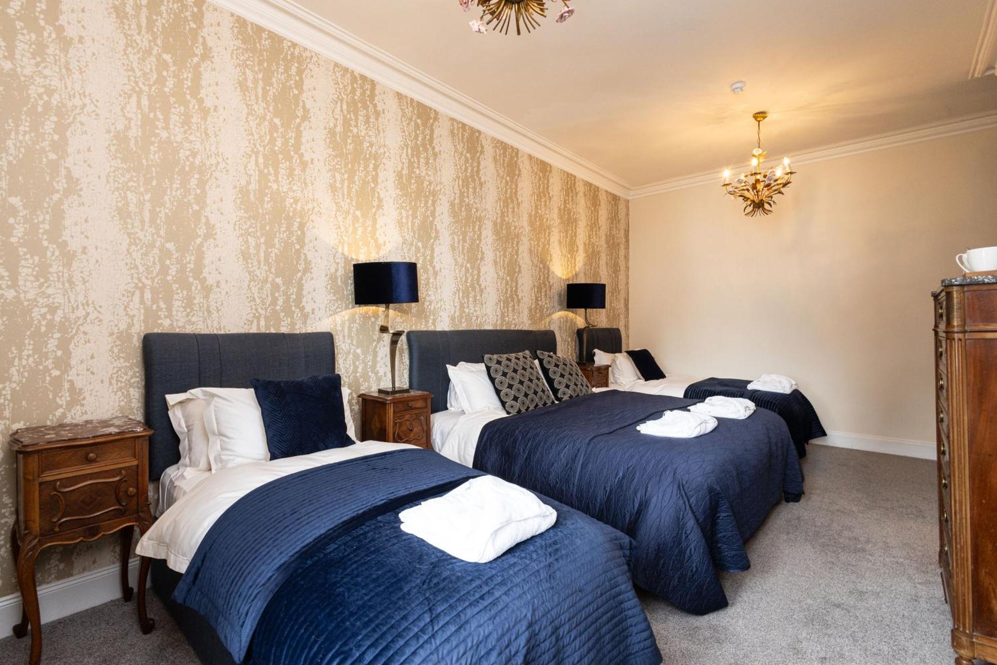 Family Room with Lake View,1619790702:JPEG