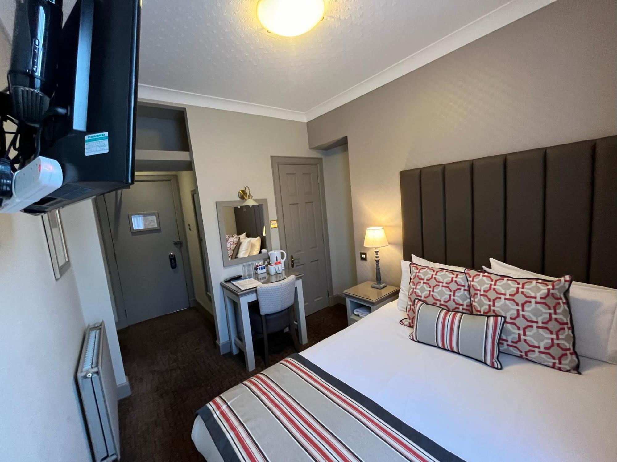Small Double Room,1642353369:JPEG