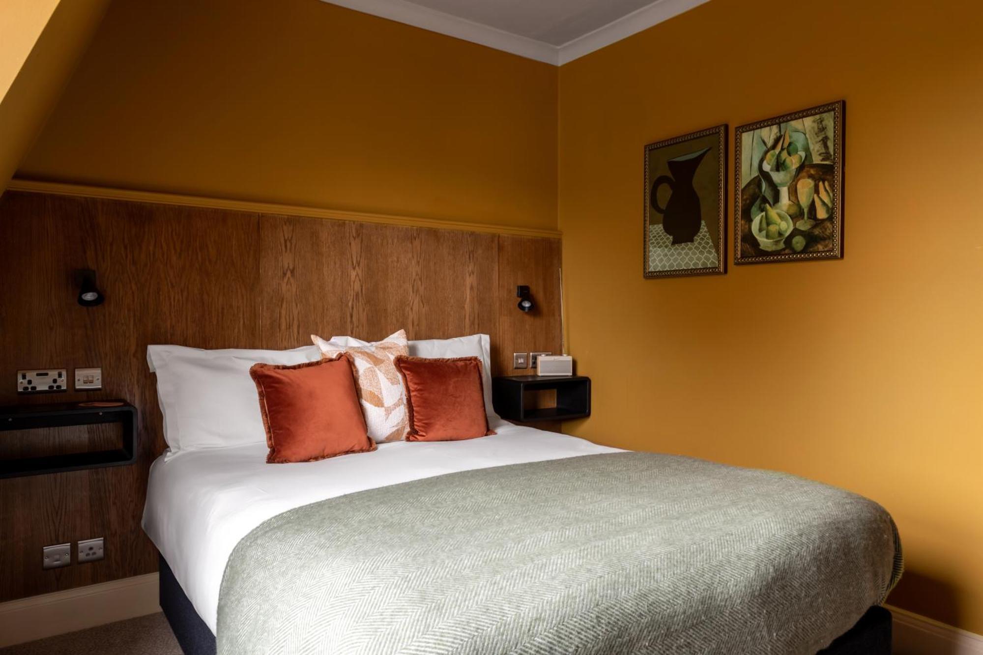 Small Double Room,1627206349:JPEG