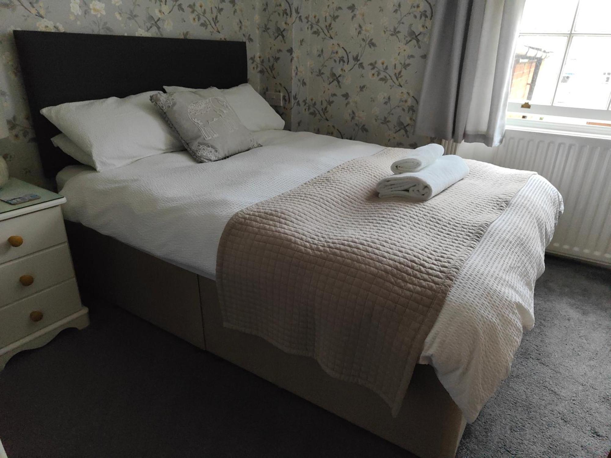 Small Double Room,1628680201:JPEG