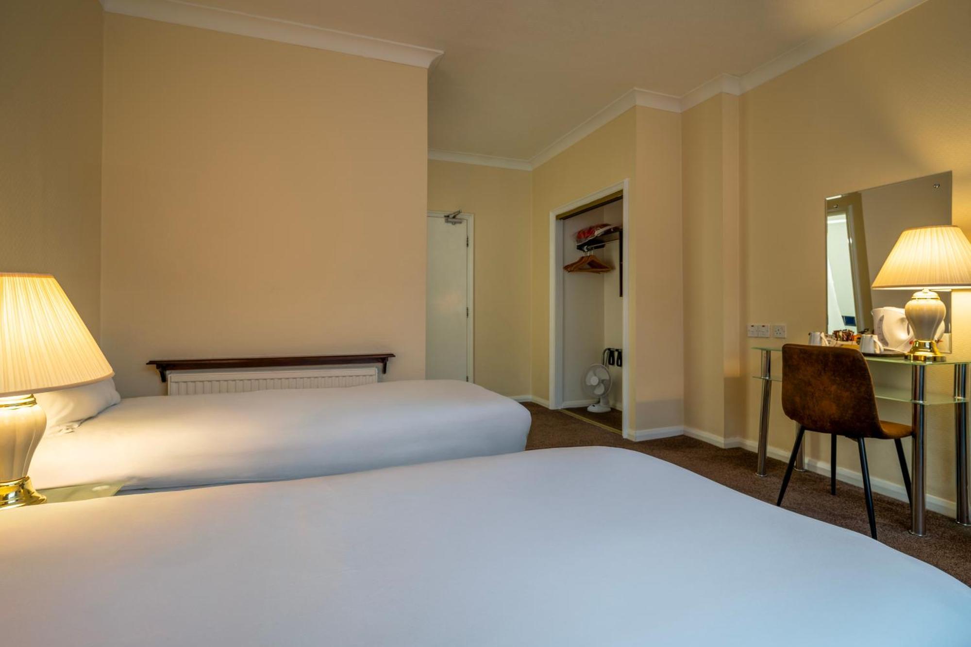 Twin Room,1642306545:JPEG