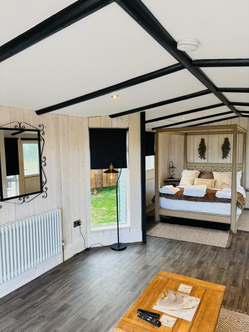 Valley View Lodge at Cross Butts Estate with Hot Tub