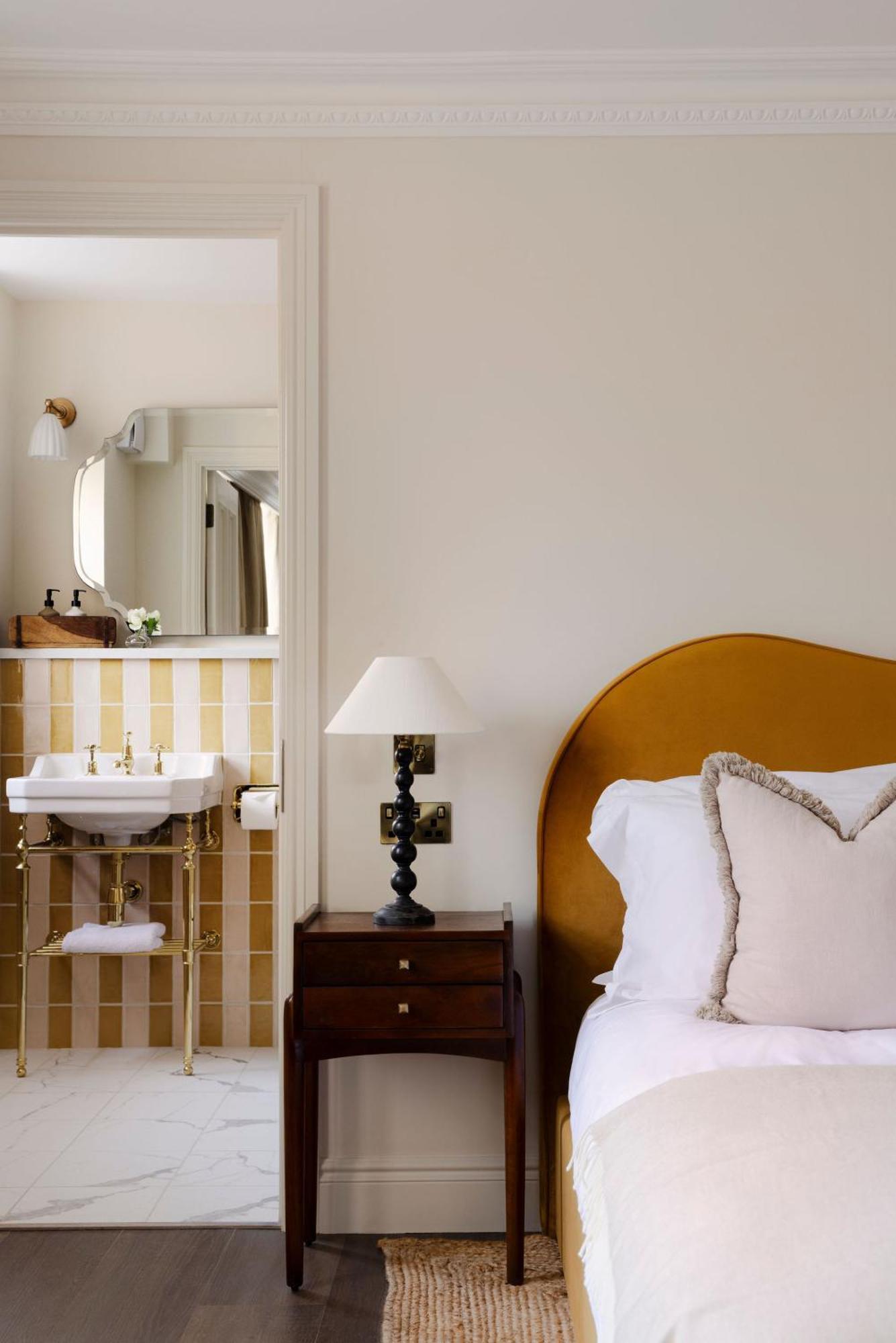 Divine,1697883497:JPEG